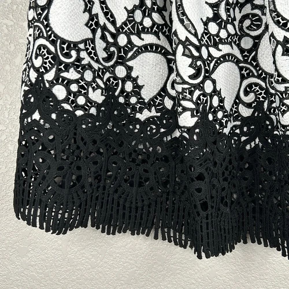 Ann Taylor Black & White Embroidered Floral Midi Circle Skirt Size‎ 2P